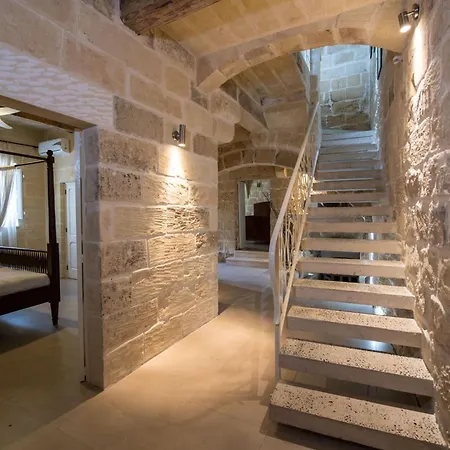 Hébergement de vacances 4 Bedroom With Private Pool Għarb