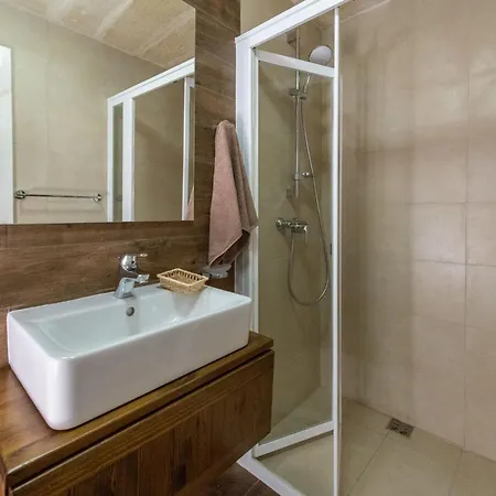 4 Bedroom With Private Pool Għarb