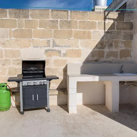 4 Bedroom With Private Pool Għarb